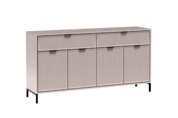 Široká komoda LS1 z kolekcie GRACE STYLES. Praktická veľká komoda, ktorá zaujme nielen moderným dizajnom, ale aj funkčnosťou. Má praktické zásuvky a skrinky, ktoré vám umožnia pohodlne usporiadať priestor.Rozmery: 165,3 x 86 x 40,6 cm.Dostupné v jednej z dvoch farieb: kašmír alebo indigoVlastnosti produktu:doska – 18mm laminovaná nábytková doskapredná strana – 18mm MDF doskahrana – ABS dyhazadná strana – HDF doskarukoväte - kovovépánty – kovové s mechanizmom tichého zatváranianohy – čierny kov – výška 12 cmKolekcia nábytku GRACE STYLES je dostupná v dvoch farbách a je len na vás, ktorú si vyberiete. Či už je to prírodná teplá kašmírová farba, ktorá je elegantná a hodí sa do každého interiéru, alebo výraznejšia indigo farba s úchytkami v medenej farbe. Nábytok je zdobený vzorom na čelách v podobe frézovaných drážok. Všetok nábytok z tejto kolekcie je na čiernych kovových nožičkách.Sektor GRACE STYLES v sebe spája štýly v interiéri.Jednoduché a funkčné tvary sa budú dobre hodiť do obývačky, spálne aj jedálne.Moderné farby, ktoré sú aktuálnym hitom pri tvorbe dizajnov v nových domácnostiach.Kovové, čierne nohy dodávajú miestnostiam ľahkosť a priestor.Nábytok dodávame v demonte. 