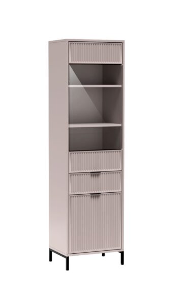 Štýlový vitrína na nožičkách LS5 z kolekcie GRACE STYLES. Táto moderná vitrína sa skvele hodí do moderných obývačiek. V centrálnej časti je zásuvka, do ktorej môžeme uschovať rôzne drobnosti. Za sklenými dvierkami sa nachádzajú 2 police, za spodnými dvierkami jedna polica. Vďaka svojmu dizajnovému prevedeniu bude táto vitrína lahodiť každému oku.Rozmery: š 54,5 x h 40,6 cm x v 195 cm.Dostupné v jednej z dvoch farieb: kašmír alebo indigoVlastnosti produktu:doska – 18mm laminovaná nábytková doskapredná strana – 18mm MDF doskahrana – ABS dyhazadná strana – HDF doskarukoväte - kovovépánty – kovové s mechanizmom tichého zatváranianohy – čierny kov – výška 12 cmKolekcia nábytku GRACE STYLES je dostupná v dvoch farbách a je len na vás, ktorú si vyberiete. Či už je to prírodná teplá kašmírová farba, ktorá je elegantná a hodí sa do každého interiéru, alebo výraznejšia indigo farba s úchytkami v medenej farbe. Nábytok je zdobený vzorom na čelách v podobe frézovaných drážok. Všetok nábytok z tejto kolekcie je na čiernych kovových nožičkách.Sektor GRACE STYLES v sebe spája štýly v interiéri.Jednoduché a funkčné tvary sa budú dobre hodiť do obývačky, spálne aj jedálne.Moderné farby, ktoré sú aktuálnym hitom pri tvorbe dizajnov v nových domácnostiach.Kovové, čierne nohy dodávajú miestnostiam ľahkosť a priestor.Nábytok dodávame v demonte. 