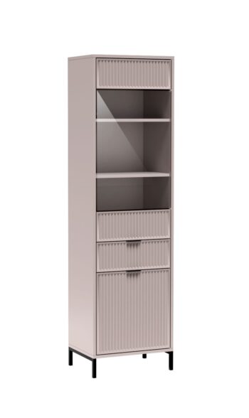 Štýlový vitrína na nožičkách LS5 z kolekcie GRACE STYLES. Táto moderná vitrína sa skvele hodí do moderných obývačiek. V centrálnej časti je zásuvka, do ktorej môžeme uschovať rôzne drobnosti. Za sklenými dvierkami sa nachádzajú 2 police, za spodnými dvierkami jedna polica. Vďaka svojmu dizajnovému prevedeniu bude táto vitrína lahodiť každému oku.Rozmery: š 54,5 x h 40,6 cm x v 195 cm.Dostupné v jednej z dvoch farieb: kašmír alebo indigoVlastnosti produktu:doska – 18mm laminovaná nábytková doskapredná strana – 18mm MDF doskahrana – ABS dyhazadná strana – HDF doskarukoväte - kovovépánty – kovové s mechanizmom tichého zatváranianohy – čierny kov – výška 12 cmKolekcia nábytku GRACE STYLES je dostupná v dvoch farbách a je len na vás, ktorú si vyberiete. Či už je to prírodná teplá kašmírová farba, ktorá je elegantná a hodí sa do každého interiéru, alebo výraznejšia indigo farba s úchytkami v medenej farbe. Nábytok je zdobený vzorom na čelách v podobe frézovaných drážok. Všetok nábytok z tejto kolekcie je na čiernych kovových nožičkách.Sektor GRACE STYLES v sebe spája štýly v interiéri.Jednoduché a funkčné tvary sa budú dobre hodiť do obývačky, spálne aj jedálne.Moderné farby, ktoré sú aktuálnym hitom pri tvorbe dizajnov v nových domácnostiach.Kovové, čierne nohy dodávajú miestnostiam ľahkosť a priestor.Nábytok dodávame v demonte. 