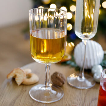 Predstavujeme vám elegantný pohár na víno Granity Typ 2, ktorý je ideálnym doplnkom pre každú domácnosť. Tento set obsahuje šesť pohárov s objemom 370 ml, ktoré sú vyrobené z kvalitného priehľadného skla. Ich moderný vzhľad a jednoduchý dizajn sa hodia do akéhokoľvek interiéru,…