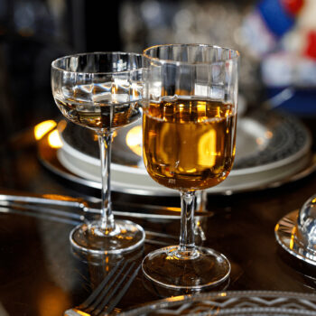 Predstavujeme vám elegantný pohár na víno Granity Typ 2, ktorý je ideálnym doplnkom pre každú domácnosť. Tento set obsahuje šesť pohárov s objemom 370 ml, ktoré sú vyrobené z kvalitného priehľadného skla. Ich moderný vzhľad a jednoduchý dizajn sa hodia do akéhokoľvek interiéru,…