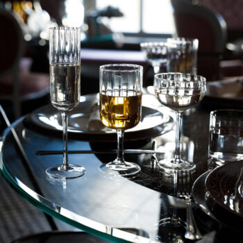 Predstavujeme vám elegantný pohár na víno Granity Typ 2, ktorý je ideálnym doplnkom pre každú domácnosť. Tento set obsahuje šesť pohárov s objemom 370 ml, ktoré sú vyrobené z kvalitného priehľadného skla. Ich moderný vzhľad a jednoduchý dizajn sa hodia do akéhokoľvek interiéru,…