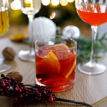 Predstavujeme vám elegantný pohár na vodu Granity Typ 4, ktorý je ideálnym doplnkom pre každú domácnosť. Tento set obsahuje šesť kusov pohárov s objemom 350 ml, čo zaručuje dostatok miesta pre vaše obľúbené nápoje. Poháre sú vyrobené z kvalitného skla, ktoré je nielen odolné, ale aj esteticky…