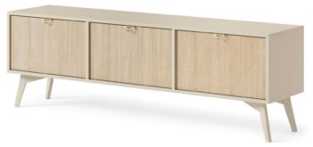 Sekciu GUMP tvoria komody, nočné stolíky, skriňa a TV stolík a svojím prevedením a minimalistickým vzhľadom  zvýraznia každú miestnosť.Jednou z hlavných charakteristických vlastností je jeho nádherná béžová farba, ktorá je doplnená vzorom rybej kosti. Drevené vysoké nohy v kombinácií so zlatými úchytkami zdôraznia štýlové usporiadanie vašej miestnosti.TV stolík je vyrobený z kvalitnej laminovanej 16mm dosky a okraje sú ohraničené ABS hranami, ktorý zaručuje vysokú odolnosť. Jej využitie nájdete v každej domácnosti.V rozmeroch (ŠxVxH) 158 x 52 x 38 cm poskytuje dostatok úložného priestoru pre vašu domácnosť. Dodávame v demonte. 