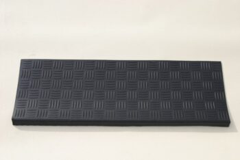 Gumová rohož na schody čiernej farby 76x26 cm