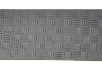 Gumová rohož na schody čiernej farby 76x26 cm