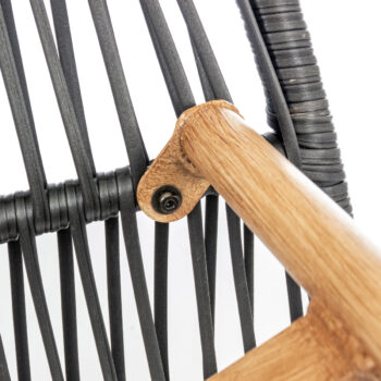 Krásne a štýlové ratanové kreslo HALDON Vám ponúka dostatok miesta a maximálne pohodlie vďaka svojim rozmerom a mimoriadne veľkému vankúšu. Vyrobený je z kvalitného polyestru, ktorý je odolný voči oderu, zašpineniu a tiež voči vlhkosti. Jeho farebné prevedenie je tmavosivá, ktorá sa perfektne hodí…