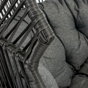 Krásne a štýlové ratanové kreslo HALDON Vám ponúka dostatok miesta a maximálne pohodlie vďaka svojim rozmerom a mimoriadne veľkému vankúšu. Vyrobený je z kvalitného polyestru, ktorý je odolný voči oderu, zašpineniu a tiež voči vlhkosti. Jeho farebné prevedenie je tmavosivá, ktorá sa perfektne hodí…