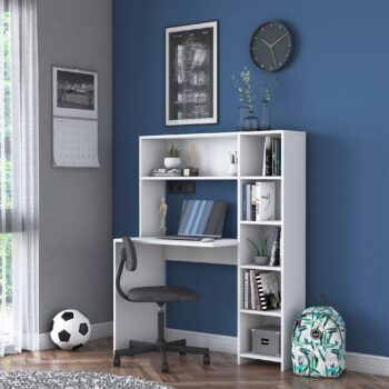 HALIEN – Škandinávsky písací stôl pre detskú izbu a kanceláriuPredstavujeme vám HALIEN, moderný písací stôl navrhnutý pre efektívnu prácu aj štúdium. Tento elegantný stôl je ideálny pre detskú izbu alebo kancelária či pracovňu, kde oceníte jeho funkčnosť a čistý škandinávsky štýl. Materiál: MelamínFarba: BielaRozmer: 141.8 x 113.2 x 40 cmTvar: ObdĺžnikovýPočet políc: 5 praktických políc na uloženie dokumentov a potriebHrúbka materiálu: 18 mmVybavenie: Regálka s dostatkom úložného priestoruDodanie: Dodávame v demonte pre jednoduchú montážHALIEN ponúka dostatok pracovného priestoru, zatiaľ čo 5 políc poskytuje praktické úložné miesto pre knihy, školské potreby alebo kancelárske vybavenie. Jeho obdĺžnikový tvar a kompaktné rozmery ho robia skvelým doplnkom ako pre menšie, tak aj väčšie miestnosti. Kvalitný melamínový povrch zaisťuje ľahkú údržbu a dlhú životnosť.Zaobstarajte si HALIEN a vytvorte si produktívne a štýlové pracovné prostredie, ktoré zjednoduší váš každodenný život.