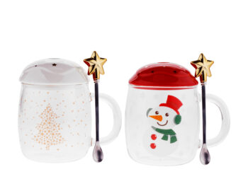 <p>Objavte eleganciu a funkčnosť s našou šálkou s vrchnákom a lyžičkou Happy Duo, ktorá je ideálnym doplnkom do každej modernej domácnosti. Táto sada obsahuje dve šálky s objemom 480 ml, ktoré sú vyrobené z kvalitného borosilikátového skla, keramiky a nehrdzavejúcej ocele. Vďaka týmto materiálom sú…