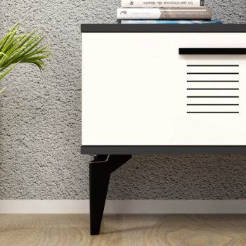 TV stolík HAPPY - moderný a praktický doplnok pre vašu obývaciu izbuTV stolík HAPPY je ideálnou voľbou pre tých, ktorí hľadajú štýlový a funkčný nábytok do svojej obývačky. Jeho moderný dizajn a praktické usporiadanie poskytujú dostatok úložného priestoru a dokonale doplnia každý interiér.Vyrobený z kvalitného LTD materiálu s hrúbkou 18 mm, stolík HAPPY je zárukou dlhej životnosti a odolnosti. Stolík je vybavený skrinkou s dvoma dvierkami a praktickým regálkom, čo ponúka dostatok priestoru na usporiadanie vašich multimediálnych zariadení a ďalších potrebností. Plastové úchytky umožňujú jednoduché otváranie a zatváranie, zatiaľ čo jeho moderný vzhľad doplní každý interiér.Hlavné vlastnosti produktu:Typ tovaru: TV stolíkVhodné do miestnosti: obývacia izbaMateriál: LTDRozmery: 44.6 x 150 x 29.6 cmFarba: antracit + bielaVybavenie: skrinka a regálPočet dvierok: 2Úchytky: plastDodatočné informácie: Dodávame v demonte, plastové nožičkyTV stolík HAPPY je dodávaný v demontovanom stave, čo uľahčuje jeho prepravu a montáž. Plastové nožičky zaisťujú stabilitu a ochranu podlahy pred poškodením.
