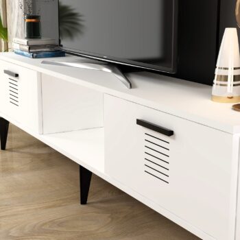 TV stolík HAPPY - moderný a praktický doplnok pre vašu obývaciu izbuTV stolík HAPPY je ideálnou voľbou pre tých, ktorí hľadajú štýlový a funkčný nábytok do svojej obývačky. Jeho moderný dizajn a praktické usporiadanie poskytujú dostatok úložného priestoru a dokonale doplnia každý interiér.Vyrobený z kvalitného LTD materiálu s hrúbkou 18 mm, stolík HAPPY je zárukou dlhej životnosti a odolnosti. Stolík je vybavený skrinkou s dvoma dvierkami a praktickým regálkom, čo ponúka dostatok priestoru na usporiadanie vašich multimediálnych zariadení a ďalších potrebností. Plastové úchytky umožňujú jednoduché otváranie a zatváranie, zatiaľ čo jeho moderný vzhľad doplní každý interiér.Hlavné vlastnosti produktu:Typ tovaru: TV stolíkVhodné do miestnosti: obývacia izbaMateriál: LTDRozmery: 44.6 x 150 x 29.6 cmFarba: bielaVybavenie: skrinka a regálPočet dvierok: 2Úchytky: plastDodatočné informácie: Dodávame v demonte, plastové nožičkyTV stolík HAPPY je dodávaný v demontovanom stave, čo uľahčuje jeho prepravu a montáž. Plastové nožičky zaisťujú stabilitu a ochranu podlahy pred poškodením.