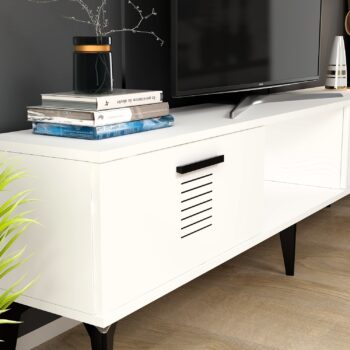 TV stolík HAPPY - moderný a praktický doplnok pre vašu obývaciu izbuTV stolík HAPPY je ideálnou voľbou pre tých, ktorí hľadajú štýlový a funkčný nábytok do svojej obývačky. Jeho moderný dizajn a praktické usporiadanie poskytujú dostatok úložného priestoru a dokonale doplnia každý interiér.Vyrobený z kvalitného LTD materiálu s hrúbkou 18 mm, stolík HAPPY je zárukou dlhej životnosti a odolnosti. Stolík je vybavený skrinkou s dvoma dvierkami a praktickým regálkom, čo ponúka dostatok priestoru na usporiadanie vašich multimediálnych zariadení a ďalších potrebností. Plastové úchytky umožňujú jednoduché otváranie a zatváranie, zatiaľ čo jeho moderný vzhľad doplní každý interiér.Hlavné vlastnosti produktu:Typ tovaru: TV stolíkVhodné do miestnosti: obývacia izbaMateriál: LTDRozmery: 44.6 x 150 x 29.6 cmFarba: bielaVybavenie: skrinka a regálPočet dvierok: 2Úchytky: plastDodatočné informácie: Dodávame v demonte, plastové nožičkyTV stolík HAPPY je dodávaný v demontovanom stave, čo uľahčuje jeho prepravu a montáž. Plastové nožičky zaisťujú stabilitu a ochranu podlahy pred poškodením.