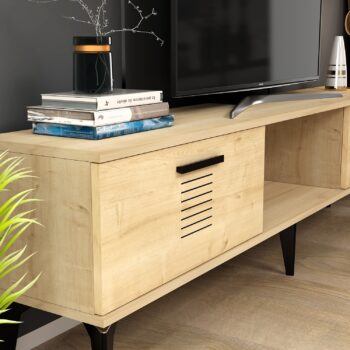 TV stolík HAPPY - moderný a praktický doplnok pre vašu obývaciu izbuTV stolík HAPPY je ideálnou voľbou pre tých, ktorí hľadajú štýlový a funkčný nábytok do svojej obývačky. Jeho moderný dizajn a praktické usporiadanie poskytujú dostatok úložného priestoru a dokonale doplnia každý interiér.Vyrobený z kvalitného LTD materiálu s hrúbkou 18 mm, stolík HAPPY je zárukou dlhej životnosti a odolnosti. Stolík je vybavený skrinkou s dvoma dvierkami a praktickým regálkom, čo ponúka dostatok priestoru na usporiadanie vašich multimediálnych zariadení a ďalších potrebností. Plastové úchytky umožňujú jednoduché otváranie a zatváranie, zatiaľ čo jeho moderný vzhľad doplní každý interiér.Hlavné vlastnosti produktu:Typ tovaru: TV stolíkVhodné do miestnosti: obývacia izbaMateriál: LTDRozmery: 44.6 x 150 x 29.6 cmFarba: dubVybavenie: skrinka a regálPočet dvierok: 2Úchytky: plastDodatočné informácie: Dodávame v demonte, plastové nožičkyTV stolík HAPPY je dodávaný v demontovanom stave, čo uľahčuje jeho prepravu a montáž. Plastové nožičky zaisťujú stabilitu a ochranu podlahy pred poškodením.