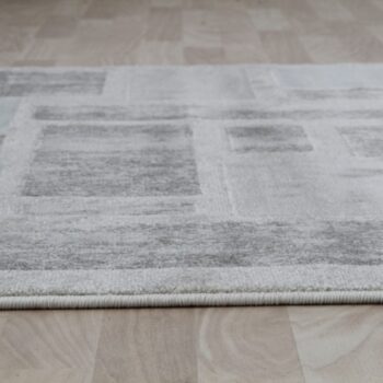 Koberec HEATHER 133x190 cm predstavuje vkusný doplnok, ktorý bude zaručene ladiť s každým kúskom vo vašej domácnosti. Vyrobený je kvalitného 100% polypropylénu. Koberec je viacfarebný, základ tvorí svetlosivá doplnená geometrickým vzorom v tmavosivej a modrej. Sivou farbou nič nepokazíte a viete ju…