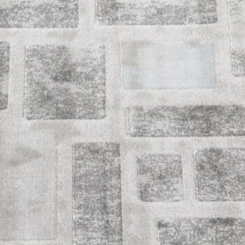 Koberec HEATHER 200x285 cm predstavuje vkusný doplnok, ktorý bude zaručene ladiť s každým kúskom vo vašej domácnosti. Vyrobený je kvalitného 100% polypropylénu. Koberec je viacfarebný, základ tvorí svetlosivá doplnená geometrickým vzorom v tmavosivej a modrej. Sivou farbou nič nepokazíte a viete ju…