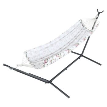 Oddýchnite si, vypusťte všetky starosti z hlavy a užívajte si teplé dni leta v hojdacej sieti HAVANA 145x200 cm. Rozmery hojdacej siete sú (ŠxD): 90x200 cm. Maximálna odporúčaná hmotnosť siete je 120 kg. Vyrobená je z textilného materiálu v zložení 65% bavlna a 35% polyester. Je v romantickom…
