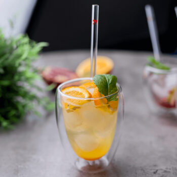 Objavte eleganciu a funkčnosť s našimi termo pohármi na vodu Hotcold Typ 10. Tento set obsahuje dva poháre, každý s objemom 350 ml, ideálne pre každodenné použitie v domácnosti alebo kancelárii. Vyrobené z kvalitného borosilikátového skla, tieto poháre sú nielen odolné voči teplotným zmenám, ale…