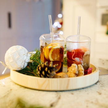 Predstavujeme vám elegantný a praktický set pohárov s vrchnákom a slamkou Hotcold Typ 16, ktorý je ideálnym doplnkom pre každú domácnosť. Tento set obsahuje štyri poháre, každý s objemom 350 ml, vyrobené z kvalitného borosilikátového skla. Vďaka svojmu modernému dizajnu a priehľadnému prevedeniu…