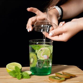 Predstavujeme vám elegantný a praktický set pohárov s vrchnákom a slamkou Hotcold Typ 16, ktorý je ideálnym doplnkom pre každú domácnosť. Tento set obsahuje štyri poháre, každý s objemom 350 ml, vyrobené z kvalitného borosilikátového skla. Vďaka svojmu modernému dizajnu a priehľadnému prevedeniu…