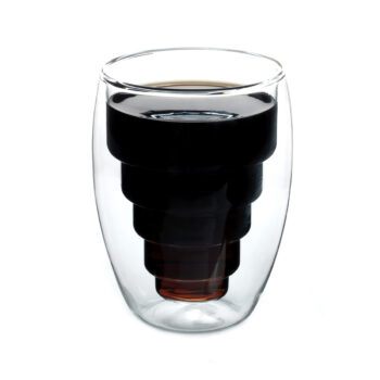 Predstavujeme vám elegantný termo pohár Hotcold Typ 17, ktorý je ideálnym doplnkom pre každú domácnosť. Tento set obsahuje dva poháre s objemom 250 ml, vyrobené z kvalitného borosilikátového skla, ktoré je známe svojou odolnosťou a schopnosťou udržať teplotu nápojov po dlhšiu…