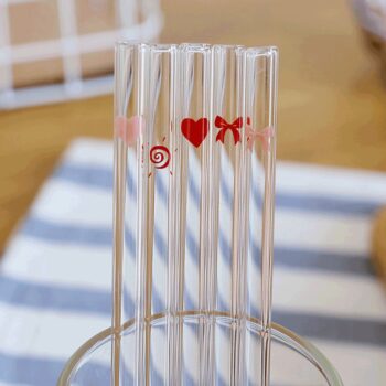 Predstavujeme vám sklenené slamky Hotcold Typ 18 od značky KONDELA, ktoré sú ideálnym doplnkom pre každú modernú domácnosť. Tieto priehľadné slamky sú vyrobené z kvalitného borosilikátového skla, čo im dodáva nielen elegantný vzhľad, ale aj vysokú odolnosť voči teplotným výkyvom. Sada obsahuje 6…