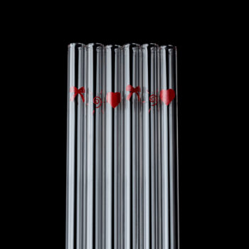 Predstavujeme vám sklenené slamky Hotcold Typ 18 od značky KONDELA, ktoré sú ideálnym doplnkom pre každú modernú domácnosť. Tieto priehľadné slamky sú vyrobené z kvalitného borosilikátového skla, čo im dodáva nielen elegantný vzhľad, ale aj vysokú odolnosť voči teplotným výkyvom. Sada obsahuje 6…