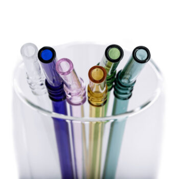 Predstavujeme vám sklenené slamky Hotcold Typ 19 v kombinácii farieb, ktoré sú ideálnym doplnkom pre každú domácnosť. Tieto slamky sú vyrobené z kvalitného borosilikátového skla, čo im dodáva nielen elegantný vzhľad, ale aj vysokú odolnosť voči teplotným výkyvom. S dĺžkou 20 cm a priemerom 0,8…