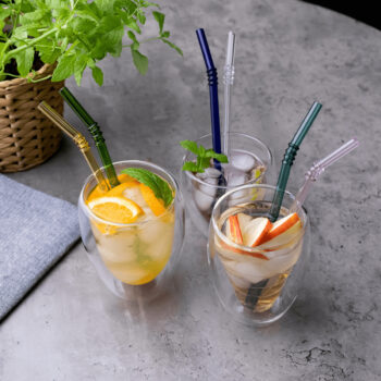 Predstavujeme vám sklenené slamky Hotcold Typ 19 v kombinácii farieb, ktoré sú ideálnym doplnkom pre každú domácnosť. Tieto slamky sú vyrobené z kvalitného borosilikátového skla, čo im dodáva nielen elegantný vzhľad, ale aj vysokú odolnosť voči teplotným výkyvom. S dĺžkou 20 cm a priemerom 0,8…