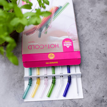 Predstavujeme vám sklenené slamky Hotcold Typ 19 v kombinácii farieb, ktoré sú ideálnym doplnkom pre každú domácnosť. Tieto slamky sú vyrobené z kvalitného borosilikátového skla, čo im dodáva nielen elegantný vzhľad, ale aj vysokú odolnosť voči teplotným výkyvom. S dĺžkou 20 cm a priemerom 0,8…