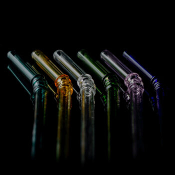 Predstavujeme vám sklenené slamky Hotcold Typ 19 v kombinácii farieb, ktoré sú ideálnym doplnkom pre každú domácnosť. Tieto slamky sú vyrobené z kvalitného borosilikátového skla, čo im dodáva nielen elegantný vzhľad, ale aj vysokú odolnosť voči teplotným výkyvom. S dĺžkou 20 cm a priemerom 0,8…