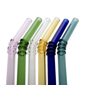 Predstavujeme vám sklenené slamky Hotcold Typ 19 v kombinácii farieb, ktoré sú ideálnym doplnkom pre každú domácnosť. Tieto slamky sú vyrobené z kvalitného borosilikátového skla, čo im dodáva nielen elegantný vzhľad, ale aj vysokú odolnosť voči teplotným výkyvom. S dĺžkou 20 cm a priemerom 0,8…