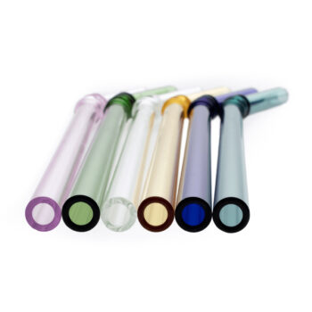 Predstavujeme vám sklenené slamky Hotcold Typ 19 v kombinácii farieb, ktoré sú ideálnym doplnkom pre každú domácnosť. Tieto slamky sú vyrobené z kvalitného borosilikátového skla, čo im dodáva nielen elegantný vzhľad, ale aj vysokú odolnosť voči teplotným výkyvom. S dĺžkou 20 cm a priemerom 0,8…