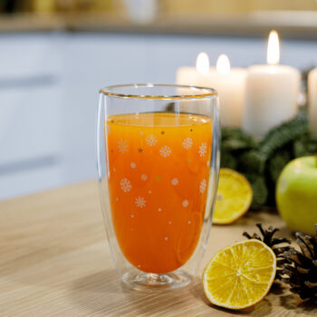 Predstavujeme vám Termo pohár (2 ks) Hotcold Typ 33, ktorý je ideálnym doplnkom pre každú domácnosť. Tieto elegantné poháre s objemom 450 ml sú vyrobené z kvalitného borosilikátového skla, ktoré je známe svojou odolnosťou voči teplotným výkyvom. Vďaka tomu…