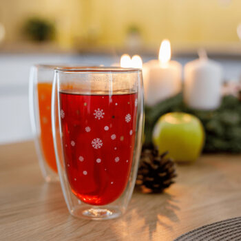 Predstavujeme vám Termo pohár (2 ks) Hotcold Typ 33, ktorý je ideálnym doplnkom pre každú domácnosť. Tieto elegantné poháre s objemom 450 ml sú vyrobené z kvalitného borosilikátového skla, ktoré je známe svojou odolnosťou voči teplotným výkyvom. Vďaka tomu…