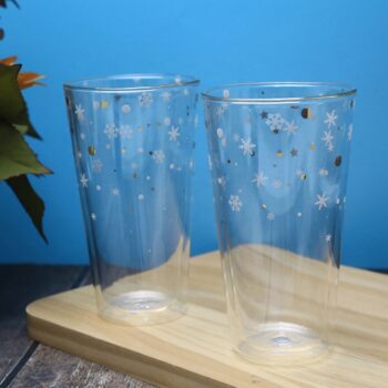 Predstavujeme vám Termo pohár (2 ks) Hotcold Typ 34, ktorý je ideálnym doplnkom pre každú domácnosť. Tieto elegantné poháre s objemom 400 ml sú vyrobené z kvalitného borosilikátového skla, ktoré je známe svojou odolnosťou voči teplotným výkyvom. Vďaka tomu…