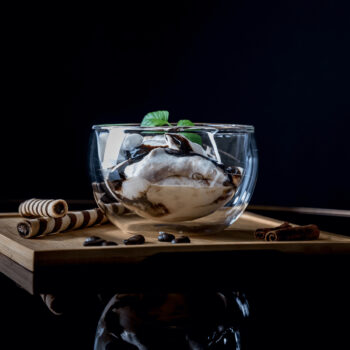 Predstavujeme vám termo misku na zmrzlinu Hotcolder Typ 21, ktorá je ideálnym doplnkom pre každého milovníka zmrzliny. Táto sada obsahuje dve misky s objemom 300 ml, vyrobené z kvalitného borosilikátového skla, ktoré je známe svojou odolnosťou a schopnosťou udržať teplotu. Vďaka…