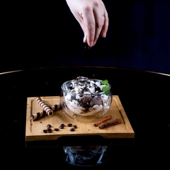 Predstavujeme vám termo misku na zmrzlinu Hotcolder Typ 21, ktorá je ideálnym doplnkom pre každého milovníka zmrzliny. Táto sada obsahuje dve misky s objemom 300 ml, vyrobené z kvalitného borosilikátového skla, ktoré je známe svojou odolnosťou a schopnosťou udržať teplotu. Vďaka…