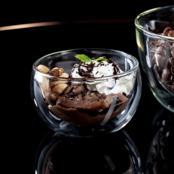 Predstavujeme vám termo misku na zmrzlinu Hotcolder Typ 21, ktorá je ideálnym doplnkom pre každého milovníka zmrzliny. Táto sada obsahuje dve misky s objemom 300 ml, vyrobené z kvalitného borosilikátového skla, ktoré je známe svojou odolnosťou a schopnosťou udržať teplotu. Vďaka…