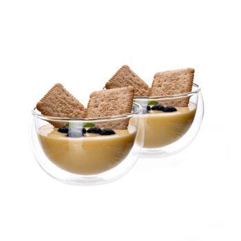 Predstavujeme vám termo misku na zmrzlinu Hotcolder Typ 21, ktorá je ideálnym doplnkom pre každého milovníka zmrzliny. Táto sada obsahuje dve misky s objemom 300 ml, vyrobené z kvalitného borosilikátového skla, ktoré je známe svojou odolnosťou a schopnosťou udržať teplotu. Vďaka…