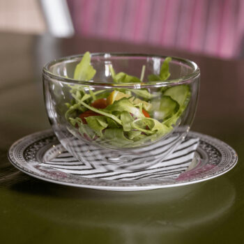 Predstavujeme vám termo misku na zmrzlinu Hotcolder Typ 22, ktorá je ideálnym doplnkom pre každého milovníka zmrzliny. Táto sada obsahuje dve misky s objemom 500 ml, vyrobené z kvalitného borosilikátového skla, ktoré je známe svojou odolnosťou a schopnosťou udržať teplotu. Vďaka…