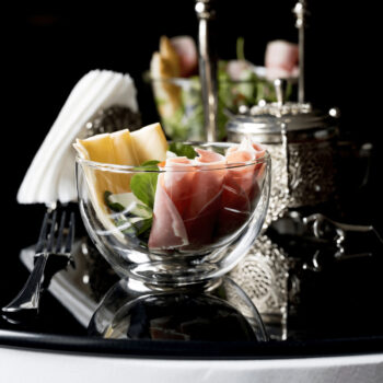 Predstavujeme vám termo misku na zmrzlinu Hotcolder Typ 22, ktorá je ideálnym doplnkom pre každého milovníka zmrzliny. Táto sada obsahuje dve misky s objemom 500 ml, vyrobené z kvalitného borosilikátového skla, ktoré je známe svojou odolnosťou a schopnosťou udržať teplotu. Vďaka…