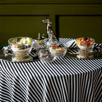 Predstavujeme vám termo misku na zmrzlinu Hotcolder Typ 22, ktorá je ideálnym doplnkom pre každého milovníka zmrzliny. Táto sada obsahuje dve misky s objemom 500 ml, vyrobené z kvalitného borosilikátového skla, ktoré je známe svojou odolnosťou a schopnosťou udržať teplotu. Vďaka…