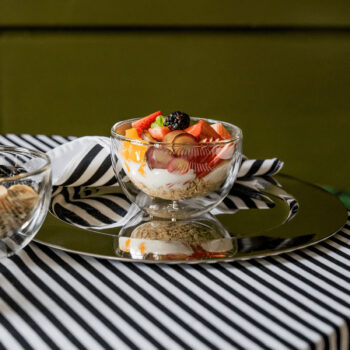 Predstavujeme vám termo misku na zmrzlinu Hotcolder Typ 22, ktorá je ideálnym doplnkom pre každého milovníka zmrzliny. Táto sada obsahuje dve misky s objemom 500 ml, vyrobené z kvalitného borosilikátového skla, ktoré je známe svojou odolnosťou a schopnosťou udržať teplotu. Vďaka…