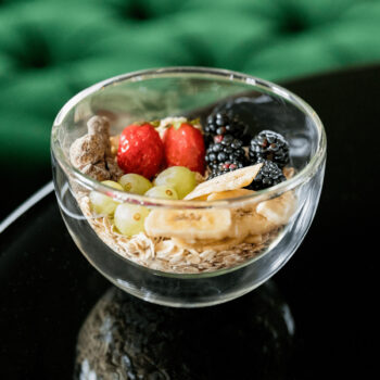 Predstavujeme vám termo misku na zmrzlinu Hotcolder Typ 22, ktorá je ideálnym doplnkom pre každého milovníka zmrzliny. Táto sada obsahuje dve misky s objemom 500 ml, vyrobené z kvalitného borosilikátového skla, ktoré je známe svojou odolnosťou a schopnosťou udržať teplotu. Vďaka…