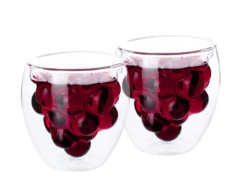 Objavte eleganciu a funkčnosť s naším Termo pohárom na víno Hotcolder Typ 28, ktorý je dostupný v balení po dvoch kusoch. Tieto poháre sú ideálnym doplnkom pre každého milovníka vína, ktorý si chce vychutnať svoj obľúbený nápoj v štýle a pohodlí.