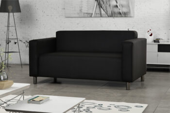 Elegantný dvojsedák HUGI v  minimalistickom dizajne je tá správna voľba do moderných interiérov. Komfortné sedenie zabezpečuje vlnovcová pružina vyplnená PUR penou. Eleganciu podčiarkujú pochrómované nožičky. Sedačka má rozmer v/š/h 70 x 146 x 78 cm, výška sedu 40 cm. Cena je za vzorové prevedenie v ekokoži Madryt 1100. V ponuke aj sedačka s možnosťou výberu poťahovej látky. K dvojsedáku je možné dokúpiť aj trojsedák či kreslo.