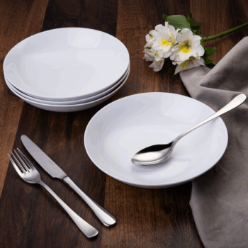 Set porcelánových hlbokých tanierov z línie Basic. Tvar taniera je "coupe", čo je moderný tvar misky. Univerzálny vzhľad bieleho porcelánu ladí s každým interiérom. Je vhodný do umývačky riadu aj mikrovlnnej rúry.