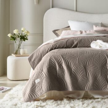 Hnedý velúrový prehoz na posteľ Feel 170 x 210 cm