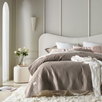 Hnedý velúrový prehoz na posteľ Feel 170 x 210 cm